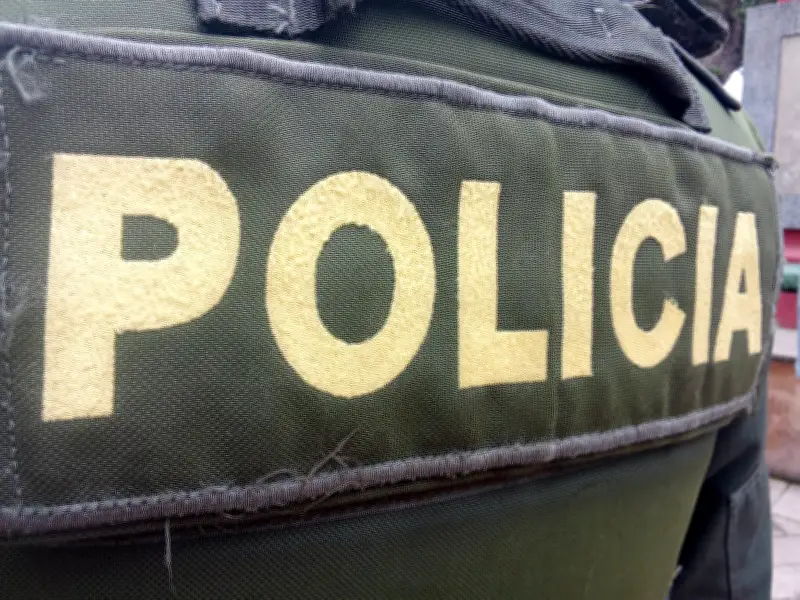 Ataque con drones y explosivos en Cajibío, Cauca, deja un policía herido y población aterrorizada