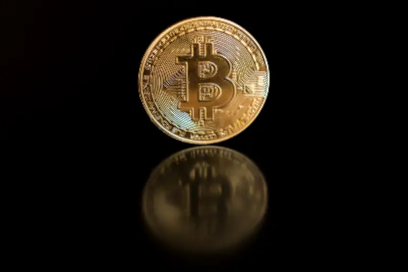 Bitcoin cae por debajo de $67,000 mientras acciones suben, divergencia continúa