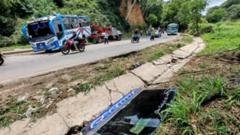 Buseta se volcó en curva de Bucaramanga: dos heridos leves en accidente vial