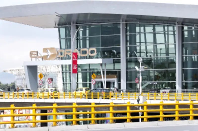 DIAN incauta 52 partes de fusil en Aeropuerto El Dorado provenientes de Estados Unidos