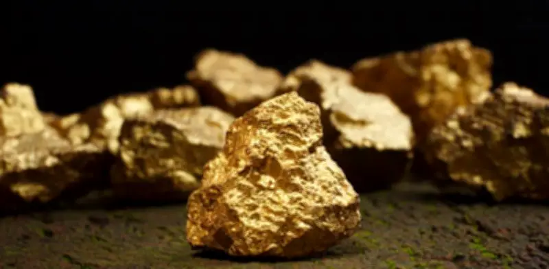 El oro resiste caídas y mantiene precio cercano a 5.000 dólares por onza
