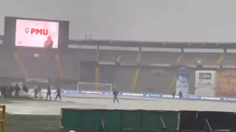 Fuerte aguacero en Bogotá obliga a proteger la cancha de El Campín previo a Millonarios vs. Águilas Doradas