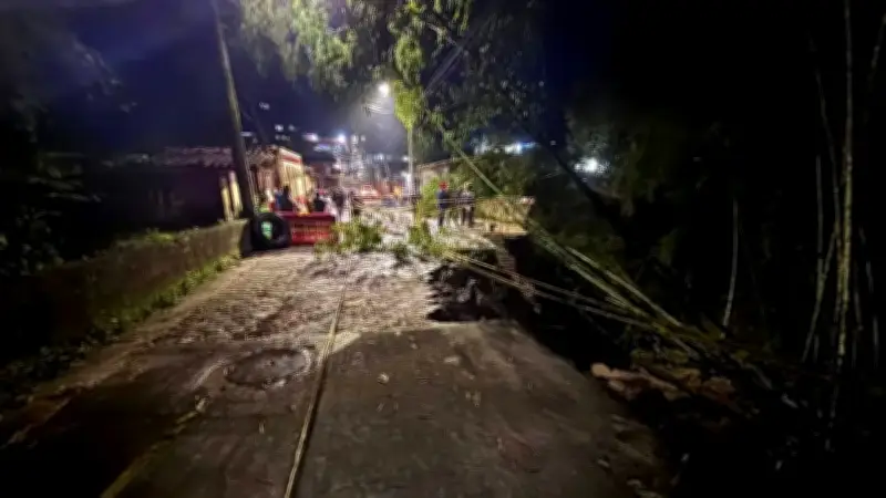Fuertes lluvias provocan colapso parcial de puente en Amagá, Antioquia