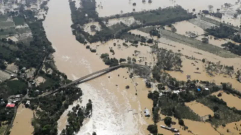 Gobernador de Córdoba propone usar 6 billones en regalías para crisis por inundaciones