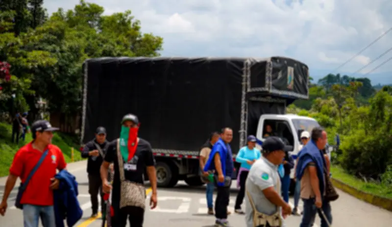 Indígenas del Cauca bloquean vía Popayán-Cali exigiendo nombramiento de 112 docentes