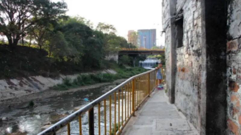 Medellín indignada: captan a hombres arrojando escombros a quebrada La Rosa en plena emergencia por lluvias