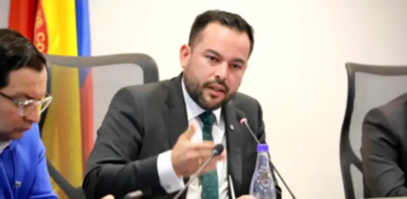 Ministro Edwin Palma exige aumento del salario mínimo superior al 23% tras fallo judicial