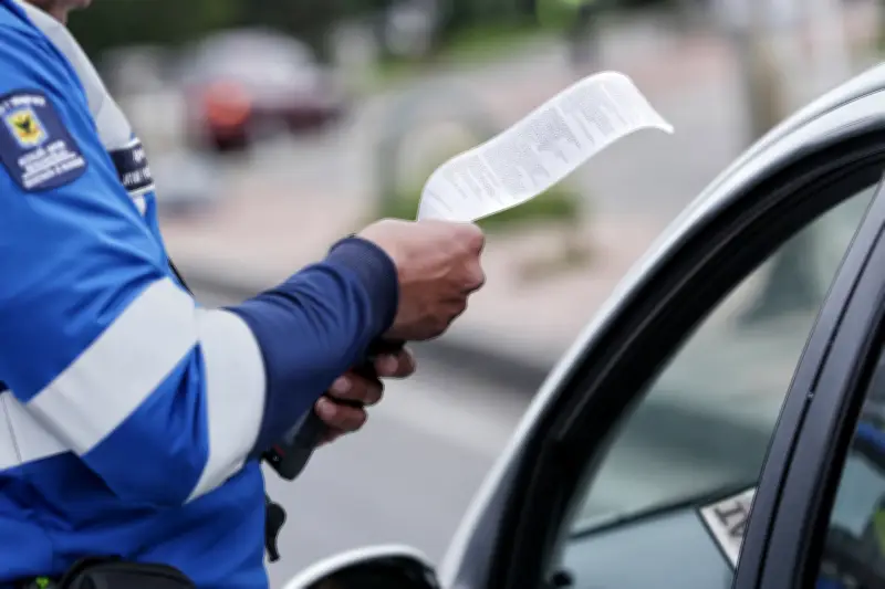 Multas de tránsito en Colombia aumentarán drásticamente en 2026 por ajuste de la UVB