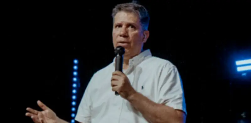 Pastor Miguel Arrazola genera polémica al comparar seguidores del Gobierno con 'vaca aplaudiendo al carnicero'