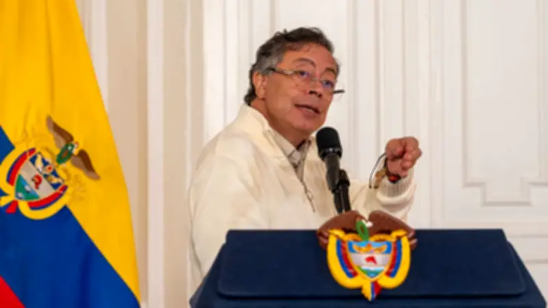 Petro convoca a empresarios para diálogo sobre salario mínimo vital vigente