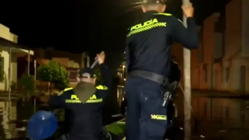 Policías patrullan en canoa barrios inundados de Montería para proteger casas abandonadas