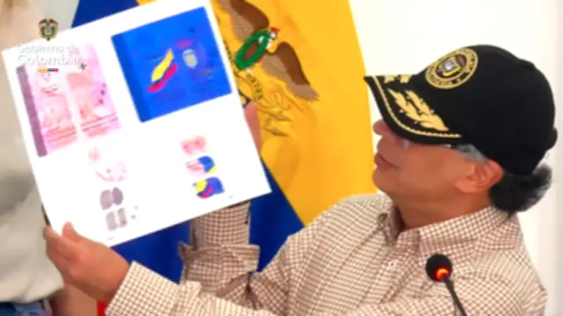 Presidente Petro revela diseño de nuevos pasaportes colombianos durante consejo de ministros