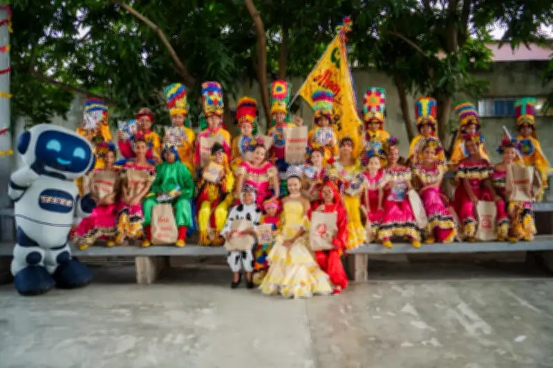 Reina del Carnaval lleva alegría y kits escolares a semillero Congo Alegría en Barranquilla