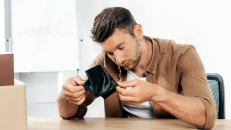 Renunciar con salario embargado: la ley no perdona la deuda y afecta liquidación