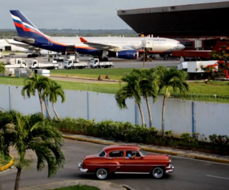 Rusia suspende vuelos a Cuba y evacúa turistas por crisis de combustible