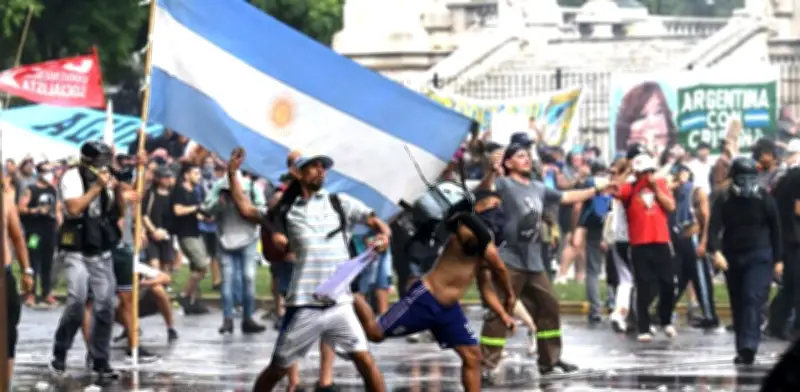 Violentos disturbios en Buenos Aires durante debate de reforma laboral de Milei