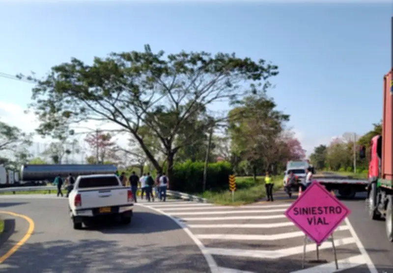 Volcamiento de tractocamión con combustible cierra vía en Atlántico hasta las 6:00 p.m.