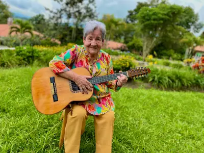 A los 86 años, Rosalba Sánchez cumple su sueño musical y compone canción para Compensar