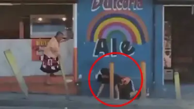 Abuelita lanza agua a joven disfrazado de Therian y video se viraliza en redes sociales