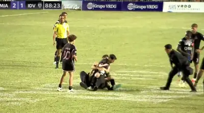 Aficionado invade cancha y derriba a Messi tras partido amistoso en Puerto Rico