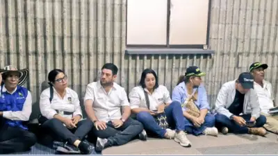 Alcaldes de Córdoba sentados en el suelo generan polémica durante consejo de ministros por lluvias