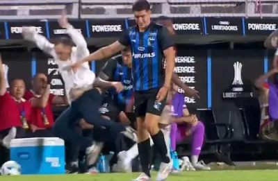 Alejandro Restrepo expulsado por VAR tras empujón y conducta antideportiva en Libertadores