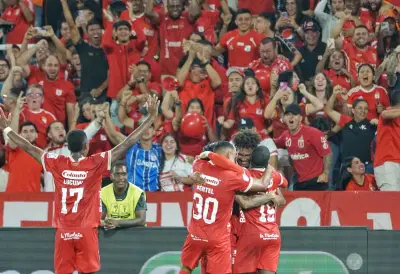 América de Cali vence a Santa Fe con gol de Daniel Valencia en su debut soñado