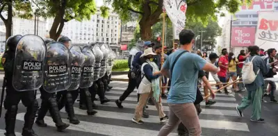 Argentina: Senado debate reforma laboral de Milei mientras protestas bloquean Buenos Aires