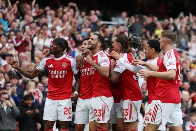 Arsenal golea al Tottenham y mantiene ventaja de 5 puntos sobre el Manchester City