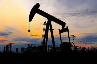 Ataque de EE.UU. e Israel a Irán podría disparar precio del petróleo a 100 dólares