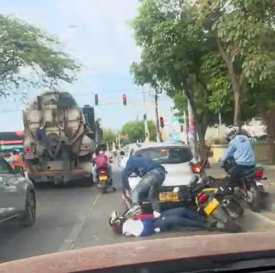 Atraco violento en Santa Marta: padre e hijo de 6 años tumbados de moto por delincuentes armados