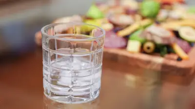 ¿Beber agua con las comidas afecta la digestión? Expertos aclaran el mito