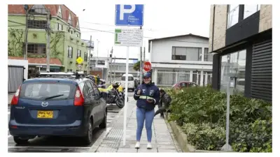 Bogotá aumenta tarifas de parqueo pago en 2026: vehículos eléctricos tendrán primera hora gratis