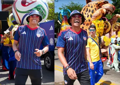 Carlos Bacca sorprende en la Batalla de Flores luciendo la posible nueva camiseta de Junior