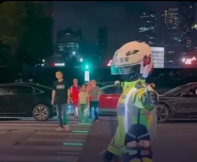 China despliega robots policías humanoides en Shanghái para regular el tráfico urbano