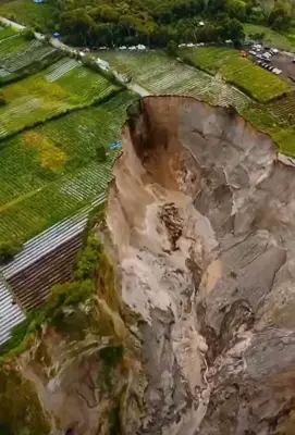 Colapso masivo del terreno en Indonesia devora más de 30.000 m² y amenaza viviendas