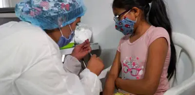 Colombia inicia vacunación gratuita contra el dengue priorizando a niños de 9 años en zonas endémicas