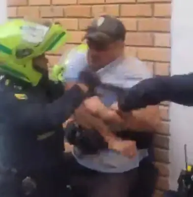 Conflicto en Suba: Policía usa taser y ciudadano termina con fractura tras forcejeo