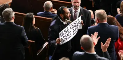 Congresista expulsado durante discurso de Trump por protestar con cartel antirracista