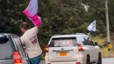 Denuncian uso de camionetas de concejales de Medellín para campaña política