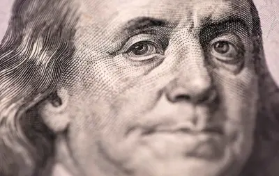 Dólar estadounidense se deprecia más del 10% frente a monedas globales en el Índice DXY