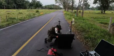 Ejército neutraliza explosivo en Arauca, enfrentamientos en Caquetá y rescata menores en Valle