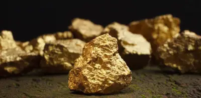 El oro resiste caídas y mantiene precio cercano a 5.000 dólares por onza