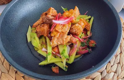 El secreto del chicharrón crujiente: bicarbonato de sodio y la historia del ceviche