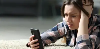 Estudios vinculan uso intensivo de redes sociales con mayor soledad en adultos y jóvenes