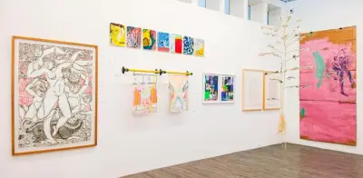 Exposición 'Lenguajes en papel' destaca el rol fundamental del papel en el arte contemporáneo