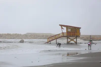 Frente frío destruye garitas de salvavidas en Cartagena y revela diferencias en construcción