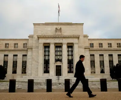 Funcionarios de la Fed mantuvieron tasas, pero divididos sobre futuras alzas o recortes