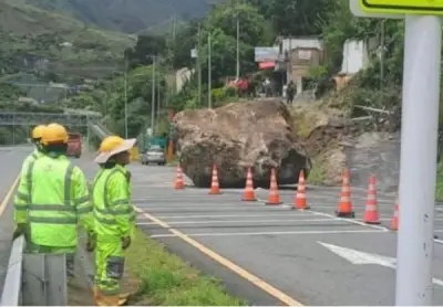 Gigantesca roca cierra la Panamericana en Nariño: milagro sin víctimas tras impacto