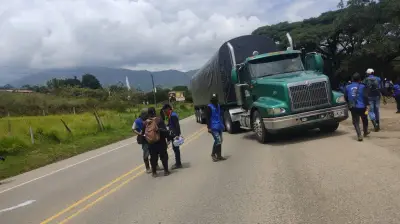 Gobernador del Cauca dialoga con indígenas y se levanta bloqueo en vía Popayán-Cali